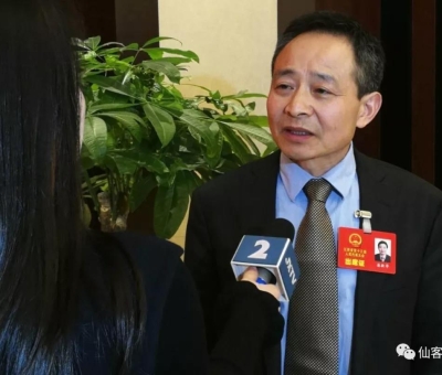 兩會上提了什么？這位人大代表再成各路媒體追逐焦點！