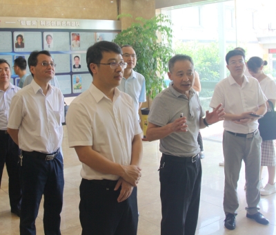 省委統(tǒng)戰(zhàn)部副部長、省社會(huì)主義學(xué)院黨組書記易軍一行蒞臨仙客來公司考察調(diào)研