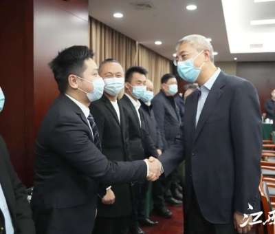 堅(jiān)守主業(yè) 提振信心 - 仙客來公司總經(jīng)理潘峰參加省委書記主持的民營企業(yè)座談會