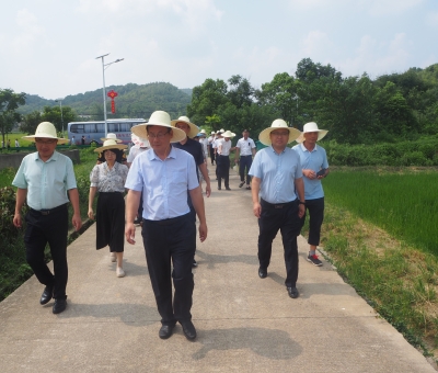 市工商聯(lián)第十七屆四次常委會暨“萬企興萬村”行動現(xiàn)場推進會參會代表考察仙客來靈芝等食（藥）用菌種植基地